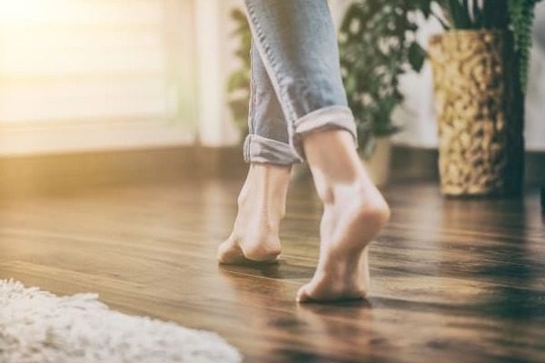 4 λόγοι που πρέπει να αρχίσετε να περπατάτε ξυπόλητοι στο σπίτι