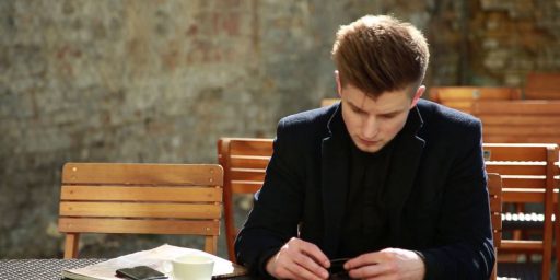 27χρονος χωρίς φίλους ανυπομονεί να φτάσει το όριο στην εστίαση στο ένα άτομο ανά τραπέζι