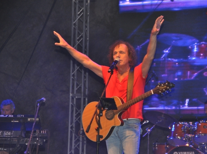 Η παράξενη ιστορία πίσω από το τραγούδι «Ελλάς» - μεγάλη επιτυχία του Βασίλη Παπακωνσταντίνου