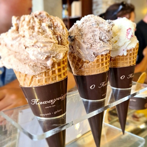 Ουρές ο κόσμος για ένα παγωτό «Παπαγιώργης» στην Κέρκυρα (video)