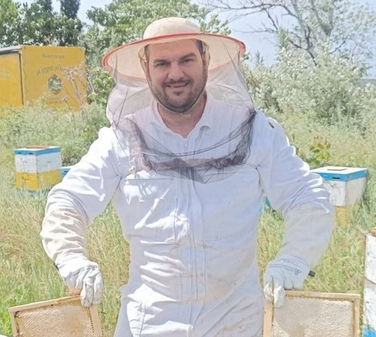 Ο Κώστας Στεφανής μας μιλάει για τους γλυκούς θησαυρούς της «Άγριας Μέλισσας» και τα νέα της «σχέδια» 