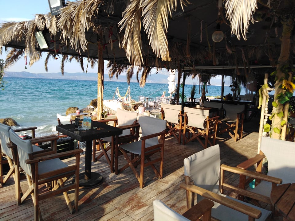Απολαμβάνοντας το καλοκαίρι στο «Beach bar Malibu», στο Βραχάτι (photo)