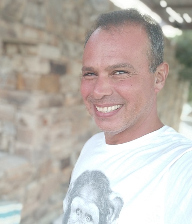 Σωτήρης Σκάντζικας: «Είναι τόσο ενδιαφέρον να ζεις στη σκηνή χαρακτήρες τόσο διαφορετικούς από εσένα…», συνέντευξη στον Παύλο Ανδριά