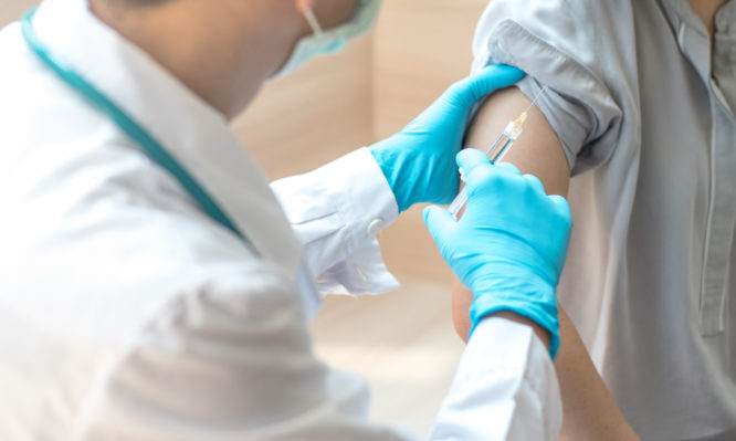 Κορωνοϊός: Αυτές είναι οι 7 συχνότερες παρενέργειες από το εμβόλιο της Pfizer