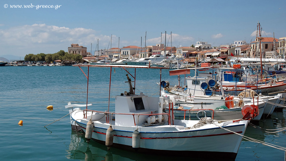 Αίγινα: Το νησί των φιστικιών και τους γαλάζιους θόλους των εκκλησιών της