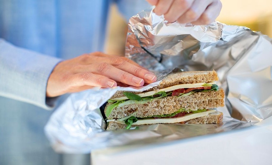 Αλουμινόχαρτο: Ποια είναι η σωστή πλευρά για να τυλίγεις το φαγητό σου