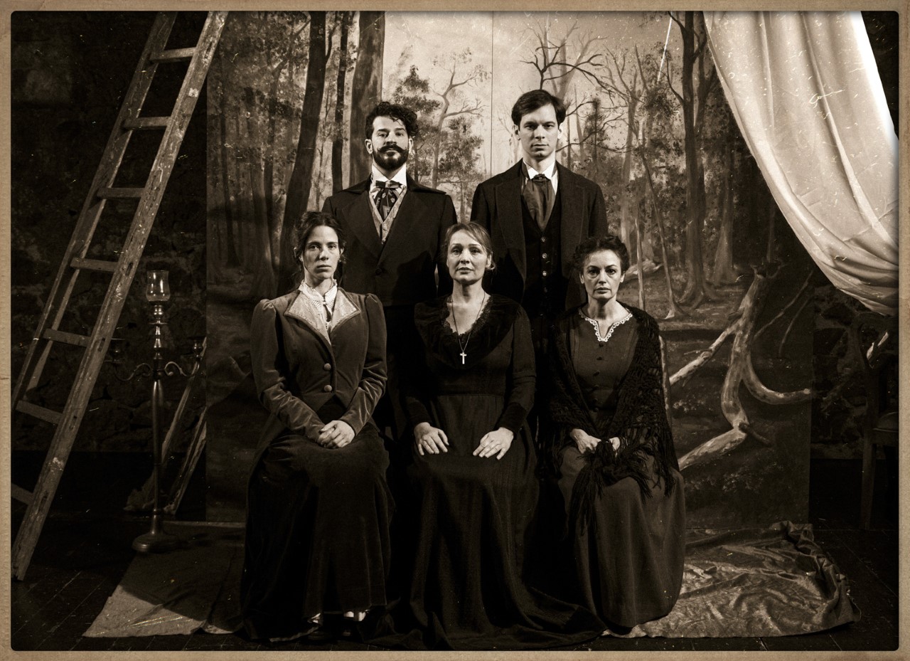 anamesa se 2 kosmous 1