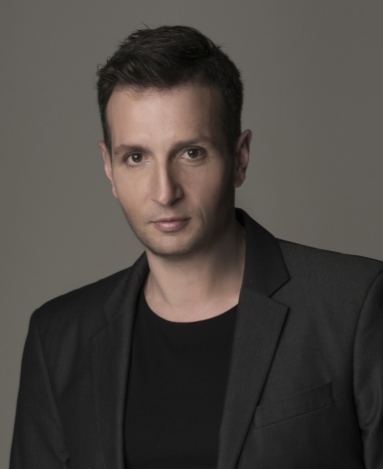 Ο Δημήτρης Μπάσης  τραγουδά για την Παναγία "Χαίροις Άνασσα"