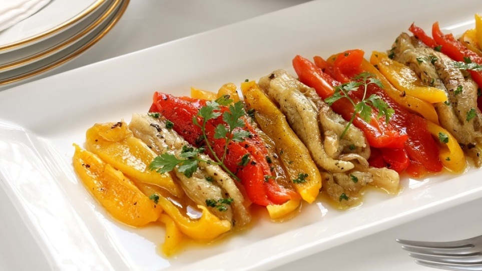 Καταλανική Εσκαλιβάδα: Η πιο εύκολη συνταγή με μελιτζάνες και πιπεριές