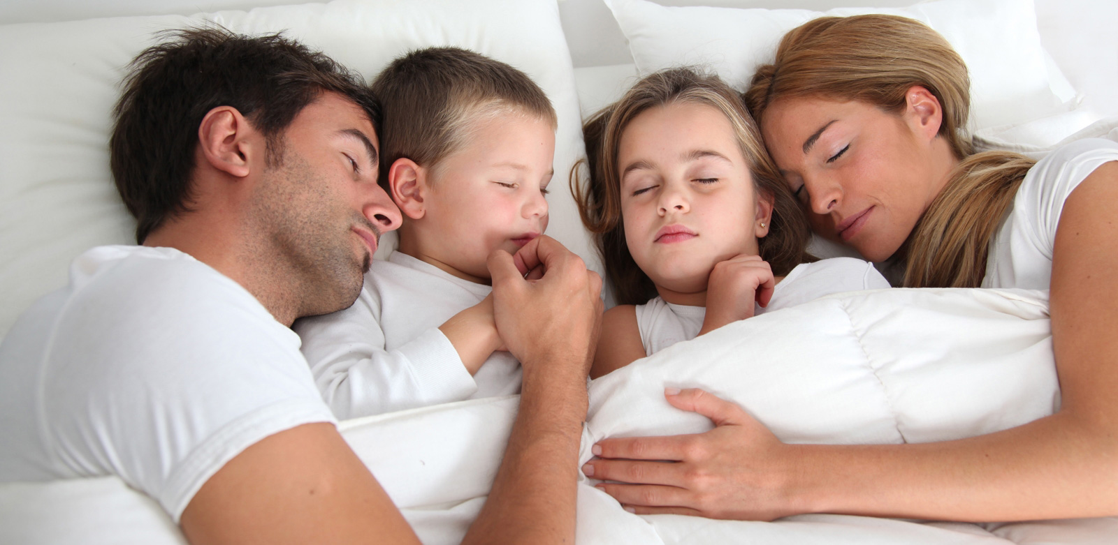 Επιτρέπεται να τα αφήνουμε να κοιμούνται μαζί μας;