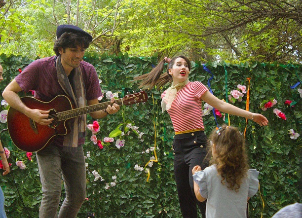 «Κού-κου! Μια βόλτα στο δάσος...», μια παράσταση που φυτεύει δέντρα, τραγούδια και χαμόγελα