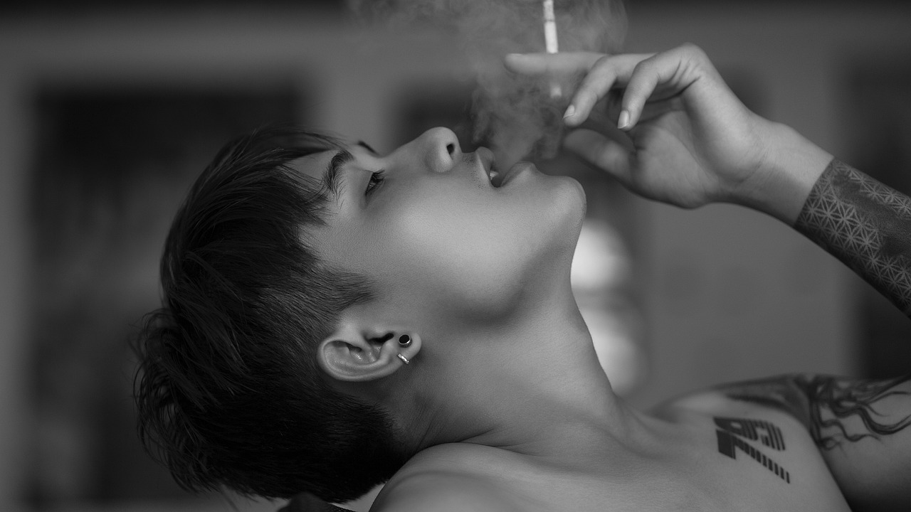 Το τσιγάρο πέτα, ζήσε τη ζωή (Στίχοι - βιντεο)