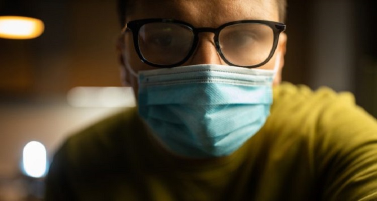 Τα 6 κόλπα για να μη θολώνουν τα γυαλιά σου όταν φοράς μάσκα