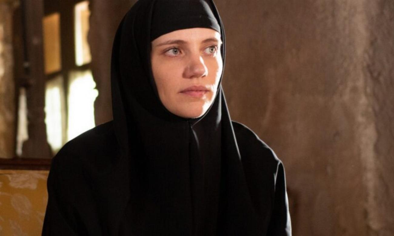 Μαύρο Ρόδο: Είναι έγκυος η Ελισάβετ ή λυγίζει μπροστά στις πιέσεις;  