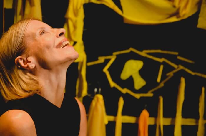 Η Μαρία Μαλταμπέ, μέλος Λέσχης Ε.Σ.Ε., στην «Κίτρινη Ταπετσαρία» της Charlotte Perkins Gilman σε σκηνοθεσία Francesca Minutol, μέλος Λέσχης Ε.Σ.Ε.