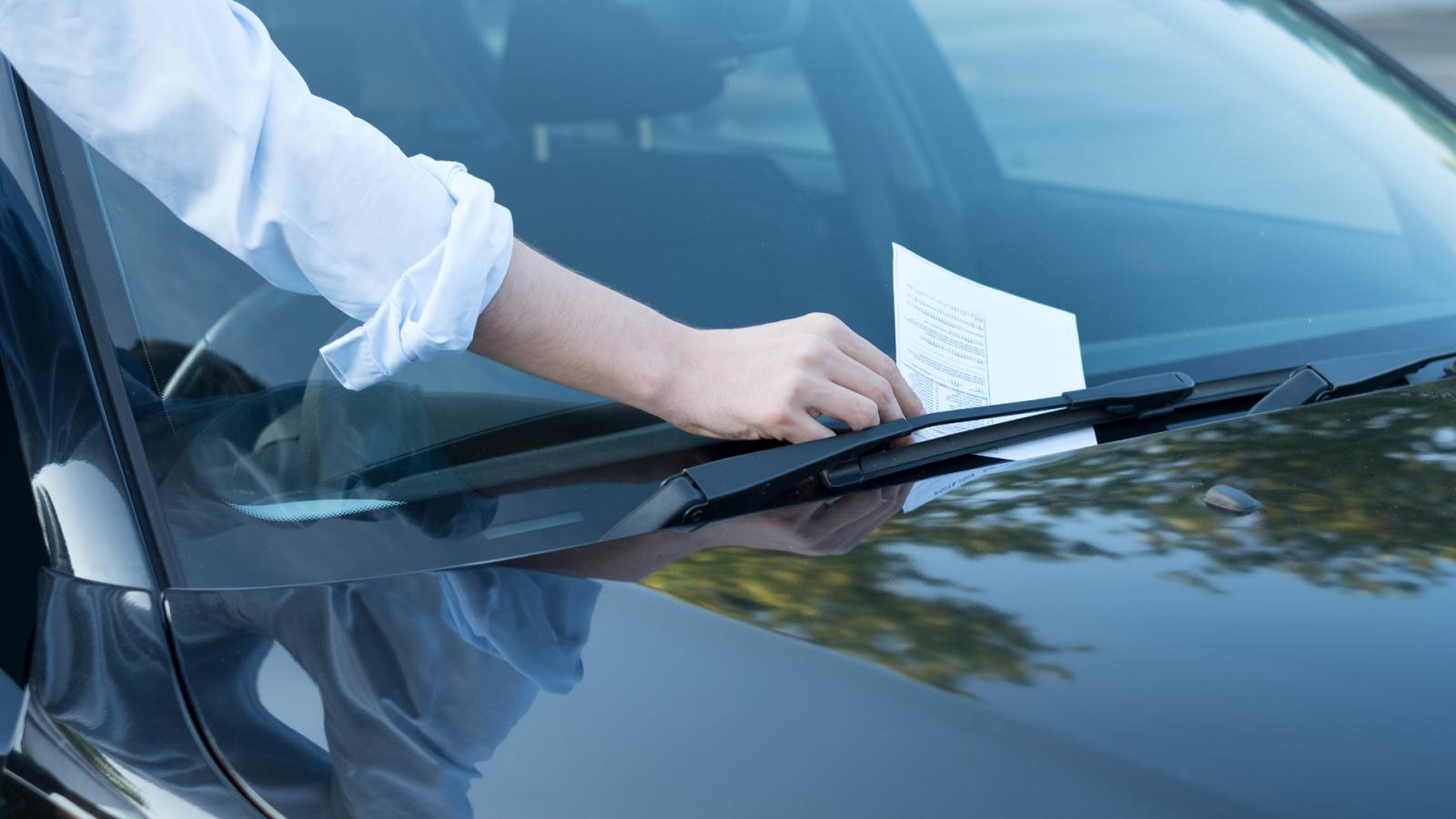 Παγιδεύουν αυτοκίνητα με ένα κομμάτι χαρτί στο παρμπρίζ -Το φθηνό κόλπο των κλεφτών