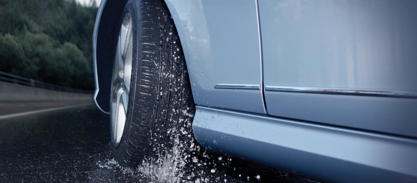 Δείτε τι πρέπει να προσέχετε όταν οδηγείτε στο βρεγμένο οδόστρωμα…