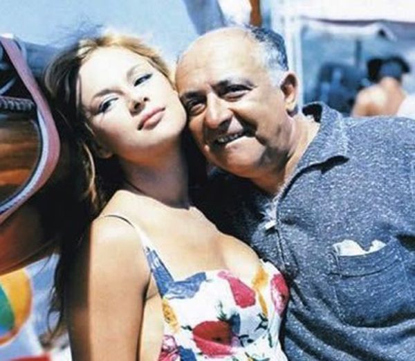 Ιστορίες από τον Αλέκο Σακελλάριο δια χειρός Ιάσονα Τριανταφυλλίδη