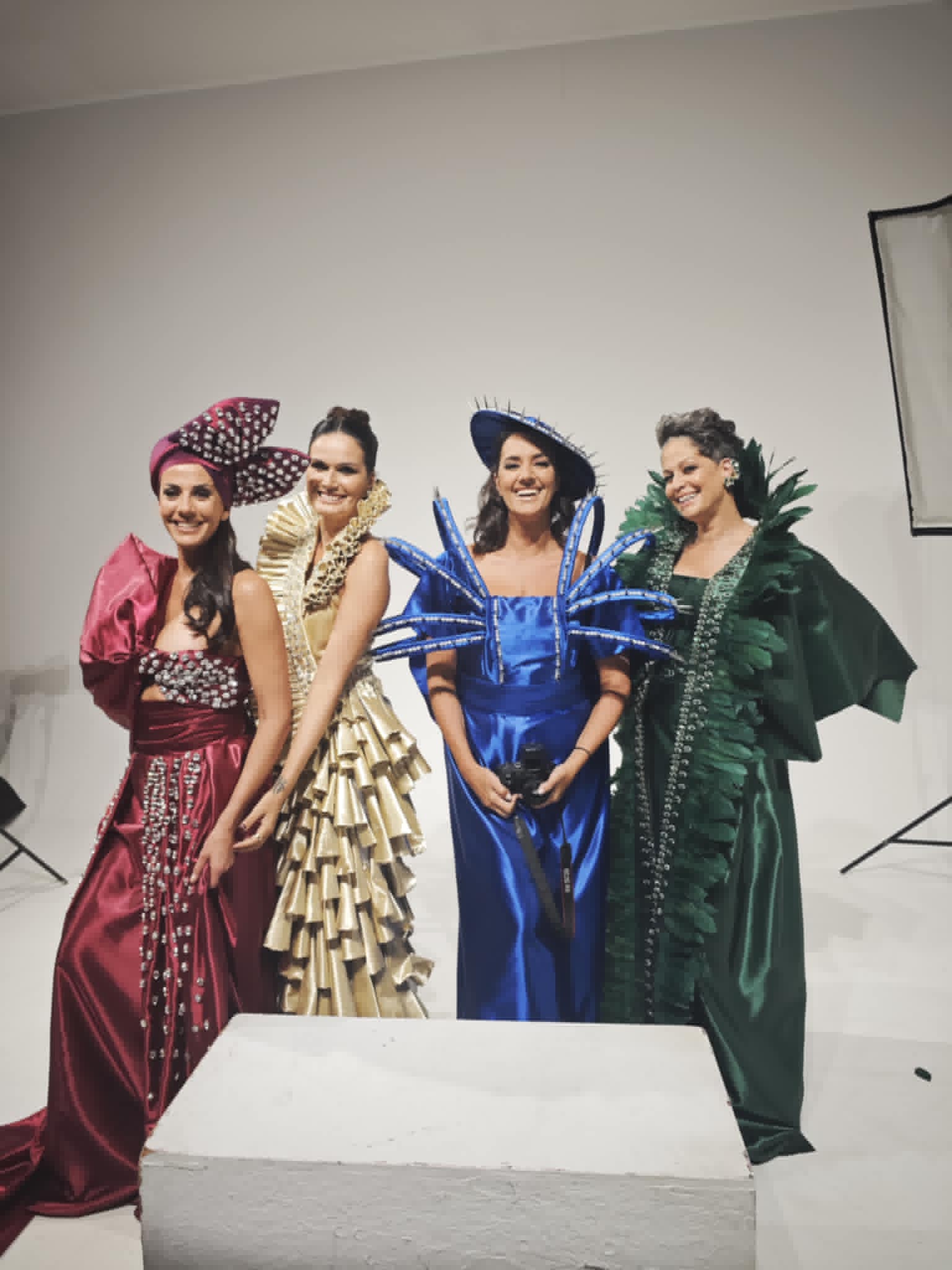 Χριστουγεννιάτικο comeback του Koita Magazine με φωτογράφιση-έκπληξη από τις κορυφαίες σταρ των '90