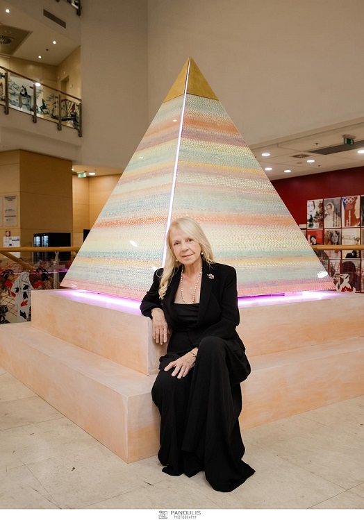 Η Έπη Νικολακοπούλου μπροστά από την περίφημη πυράμίδα της