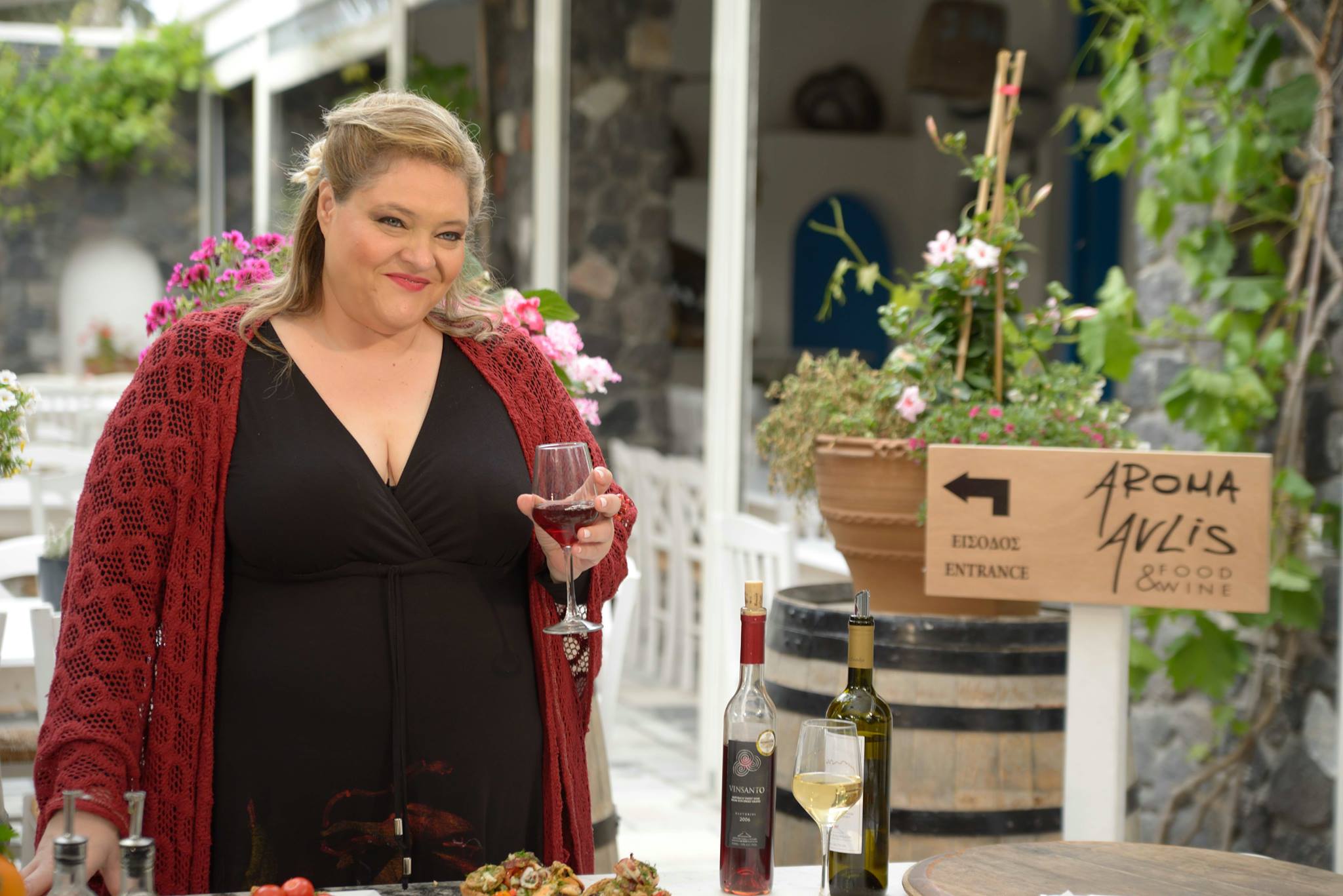 Η ΣΟΦΙΑ ΣΤΑΜΟΥ ΜΑΓΕΙΡΕΥΕΙ ΣΤΗ ΣΑΝΤΟΡΙΝΗ