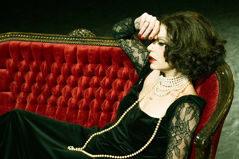 Η παράσταση «Έγκλημα Λάθους» συνεχίζει τη διαδρομή της μέχρι τις 3 Μαΐου στο θέατρο Καλλιρόη