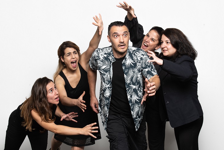 Η θεατρική ομάδα ΝΟΚ – ΑΟΥΤ επιστρέφει για τρίτη φορά στο θέατρο Eliart με την νέα ελληνική φάρσα «Ο Τρομοκράτης» 