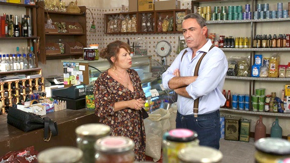 «Χαιρέτα μου τον Πλάτανο»: Ο Παρασκευάς δεν μπορεί να πιστέψει ότι η Φιλίτσα του, του ζητάει διαζύγιο 