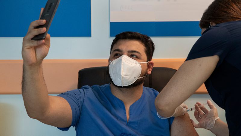 ΕΟΔΥ: Πάνω από το 40% των πολιτών έχει βγάλει τουλάχιστον μία πετυχημένη σέλφι με το εμβόλιο