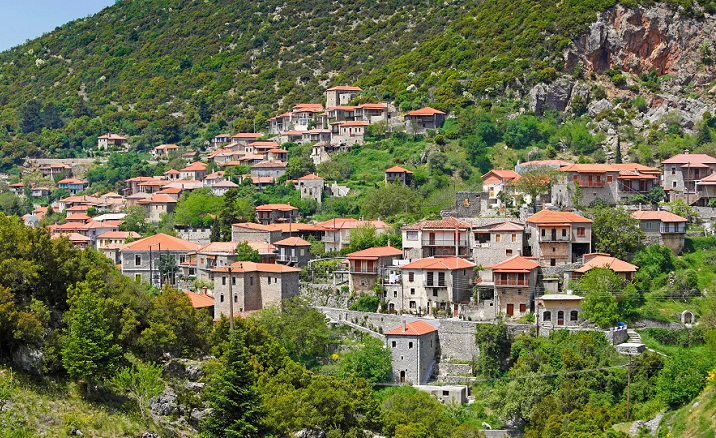 Στεμνίτσα: Εκεί που το κελάηδημα των πουλιών, αγκαλιάζει τα ασκηταριά-σπηλιές των «μοναχών» 