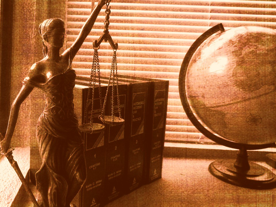 Προ Ημερησίας Διατάξεως* - Δεν σε βλέπει κανείς… Κάντο