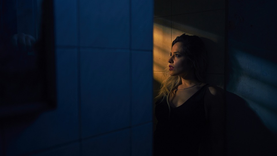 Μόνο το 0,001 στον κόσμο τα καταφέρνει: Αν βρεις από 1 στοιχείο της φωτό πώς πέθανε η γυναίκα τότε έχεις IQ 150