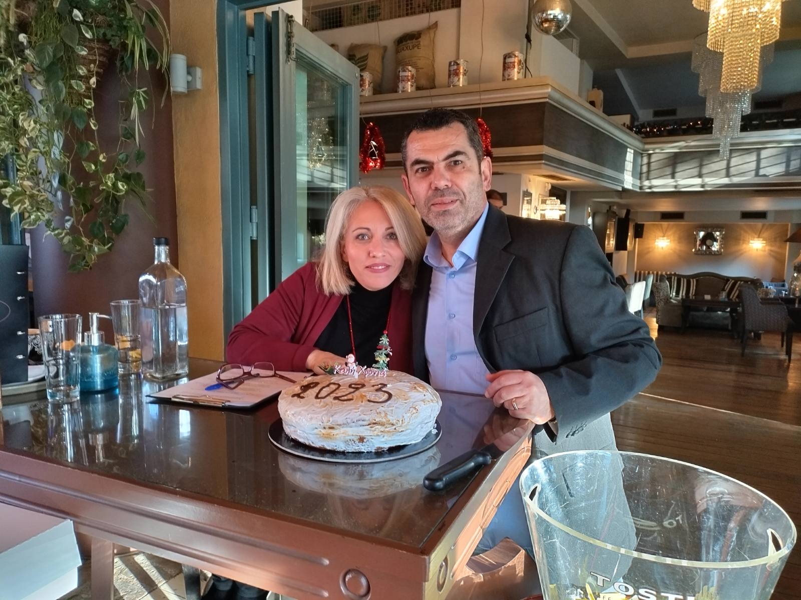 Ο Aylogyros news έκοψε την πρωτοχρονιάτικη πίτα του στο café Ramnous