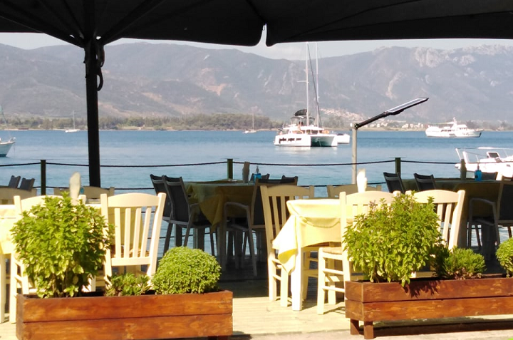 Πόρος: Το νησί με τα πλακόστρωτα καλντερίμια και τις γραφικές παραλίες