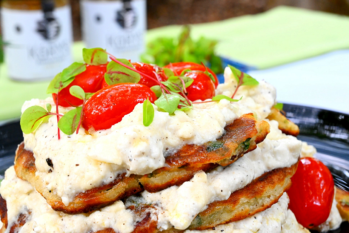 Pancake σπανάκι με κρέμα φέτας και ψημένα τοματίνια