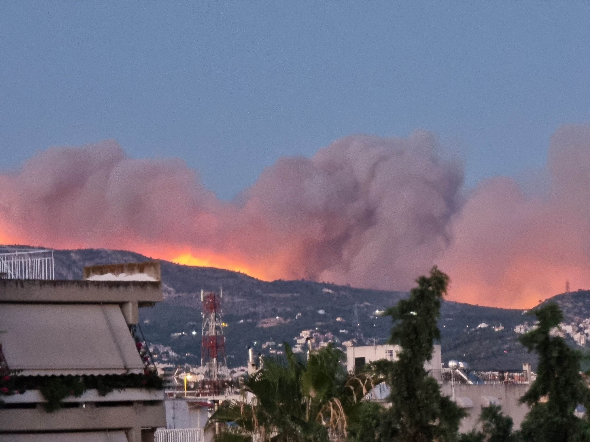 Φωτιά στην Πεντέλη: Στον Γέρακα οι φλόγες -Κλειστή η Αττική Οδός