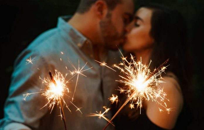 Από πού ξεκινάει η χημεία του έρωτα;