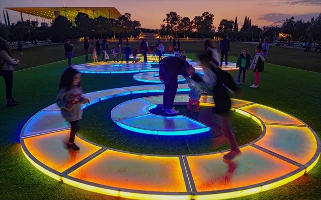 Χριστούγεννα στο ΚΠΙΣΝ: Φωτεινές Εγκαταστάσεις στο Πάρκο Σταύρος Νιάρχος (βίντεο)